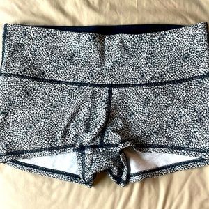 Lululemon daisy pattern yoga shorts